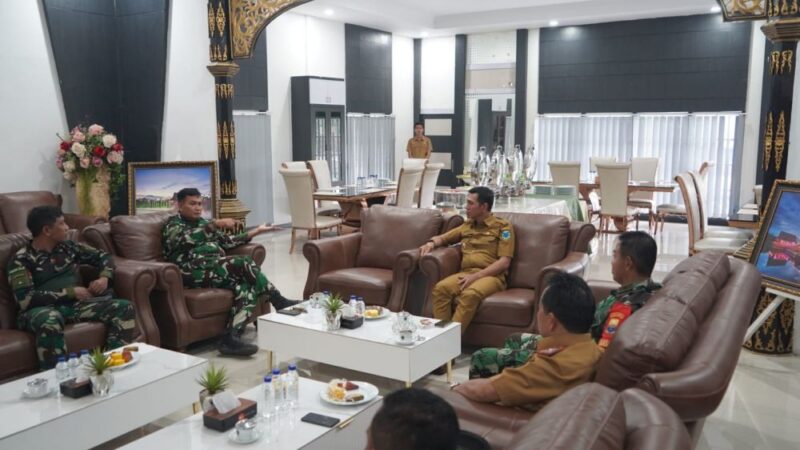 Bupati Batanghari M Fadhil Arief menerima kunjungan kerja Panglima Komando Gabungan Wilayah Pertahanan I (Pangkogabwilhan I) di Rumah Dinas Bupati Batanghari pada Selasa (22/9).(poto: jamberita.com).