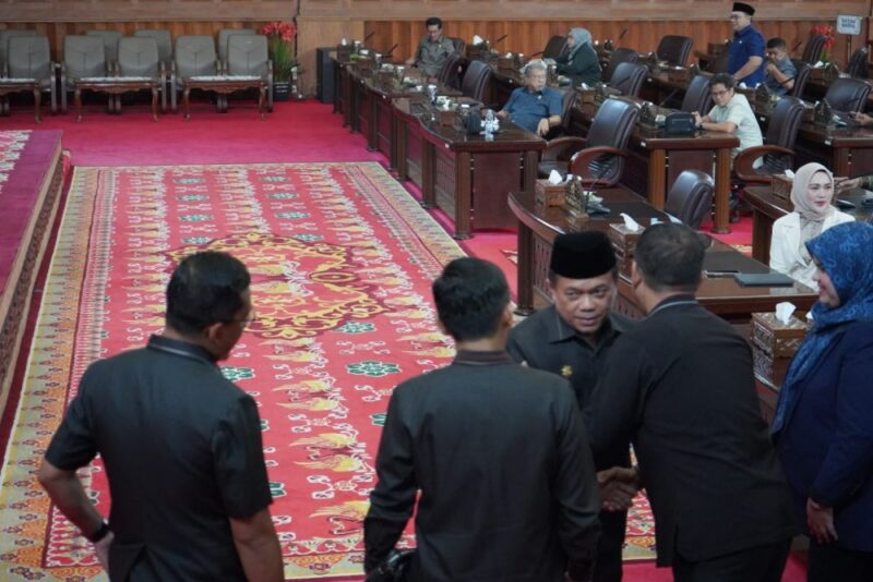 Gubernur Jambi Al haris saat di ruang sidang paripurna DPRD Provinsi Jambi.(poto: istimewa)