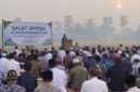 Ratusan warga mengikuti Salat Istisqa di tengah kabut asap dan kemarau di Kumpeh Ulu, Muaro Jambi.(poto: jambiprima.com).
