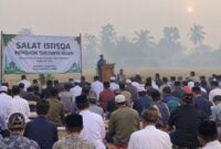 Ratusan warga mengikuti Salat Istisqa di tengah kabut asap dan kemarau di Kumpeh Ulu, Muaro Jambi.(poto: jambiprima.com).