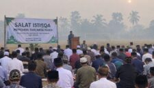 Ratusan warga mengikuti Salat Istisqa di tengah kabut asap dan kemarau di Kumpeh Ulu, Muaro Jambi.(poto: jambiprima.com).