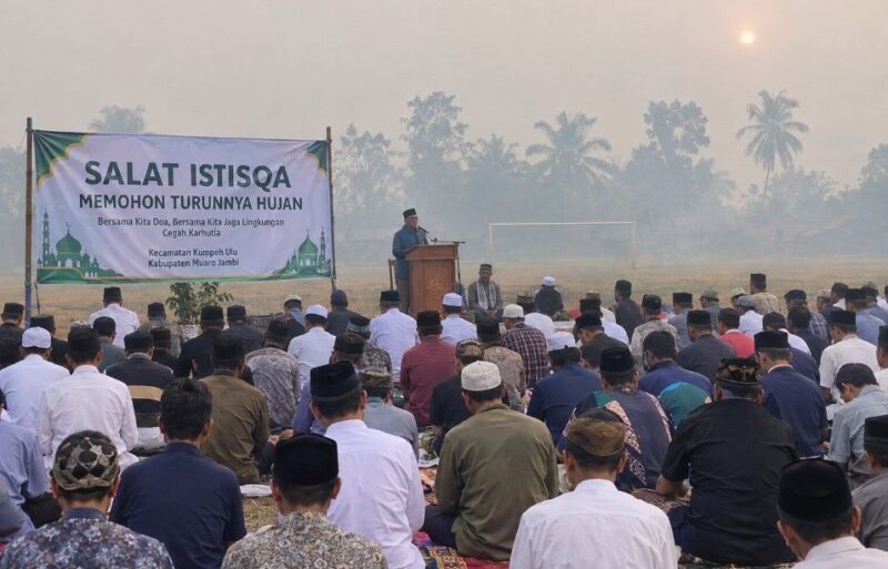 Ratusan warga mengikuti Salat Istisqa di tengah kabut asap dan kemarau di Kumpeh Ulu, Muaro Jambi.(poto: jambiprima.com).