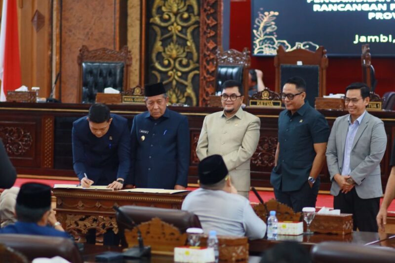 Badan Anggaran DPRD Provinsi Jambi dan Tim Anggaran Pemerintah Daerah menyepakati rancangan anggaran terbaru dalam rapat paripurna di gedung dewan, Jumat (11/9/2026).(poto: jamberita.com).