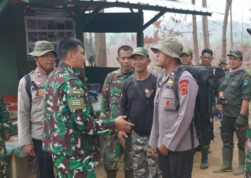 Pangkogabwilhan I datang memantau lokasi penanganan Karhutla Tahura Batanghari bersama Danrem 042 Garuda Putih Brigjen TNI Nyamin.(poto: jamberita.com).