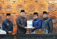 Bupati Merangin M. Syukur resmi menyampaikan Nota Keuangan Raperda Perubahan APBD Kabupaten Merangin 2026 dalam rapat paripurna DPRD, Senin (14/9).(poto: kominfo).
