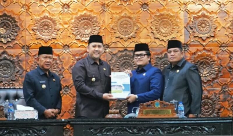 Bupati Merangin M. Syukur resmi menyampaikan Nota Keuangan Raperda Perubahan APBD Kabupaten Merangin 2026 dalam rapat paripurna DPRD, Senin (14/9).(poto: kominfo).
