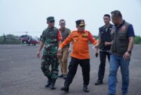 Gubernur Jambi Al Haris bersama Komandan Korem 042/Garuda Putih Brigjen TNI Nyamin di bandara.(poto: jamberita.com).