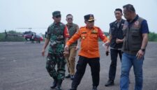 Gubernur Jambi Al Haris bersama Komandan Korem 042/Garuda Putih Brigjen TNI Nyamin di bandara.(poto: jamberita.com).