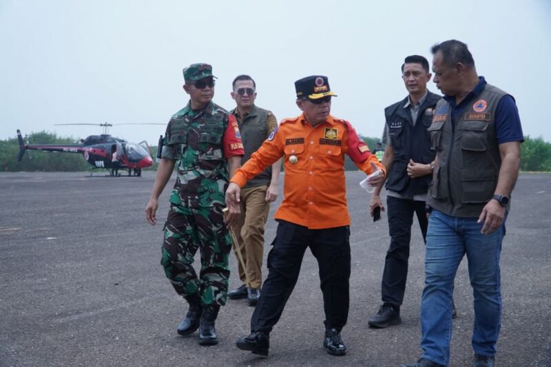 Gubernur Jambi Al Haris bersama Komandan Korem 042/Garuda Putih Brigjen TNI Nyamin di bandara.(poto: jamberita.com).