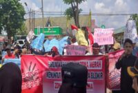 Masyarakat yang tergabung dalam Forum Warga Tolak Zona Merah mulai menggelar aksi unjuk rasa.(poto: jamberita.com).