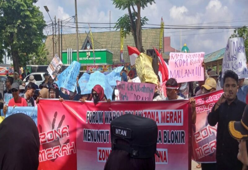 Masyarakat yang tergabung dalam Forum Warga Tolak Zona Merah mulai menggelar aksi unjuk rasa.(poto: jamberita.com).