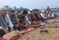 Ratusan warga berkumpul memanjatkan doa kepada Allah SWT demi mengakhiri musim kemarau yang melanda wilayah mereka pada Minggu (13/9/2026).(poto: jambiprima.com).