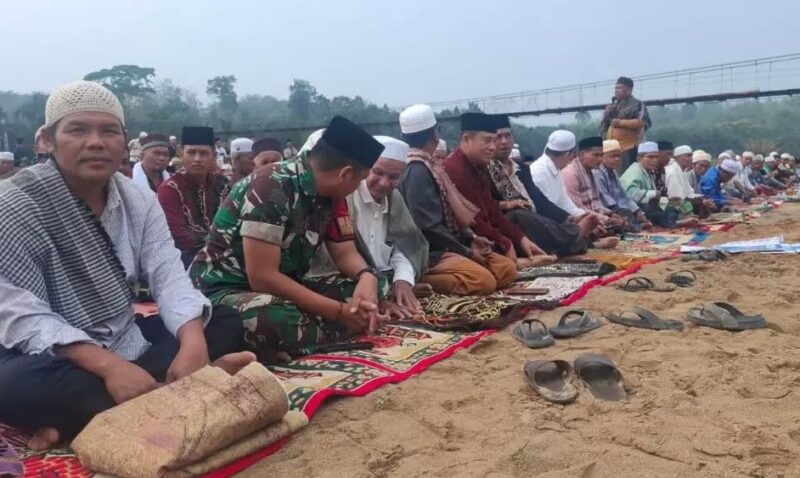 Ratusan warga berkumpul memanjatkan doa kepada Allah SWT demi mengakhiri musim kemarau yang melanda wilayah mereka pada Minggu (13/9/2026).(poto: jambiprima.com).