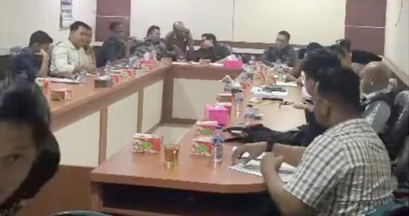 Rapat Dengar Pendapat  Komisi III DPRD Tebo dengan Gemakato dan PT Selaras Mitra Sarimba.(poto: jambiprima.com). 