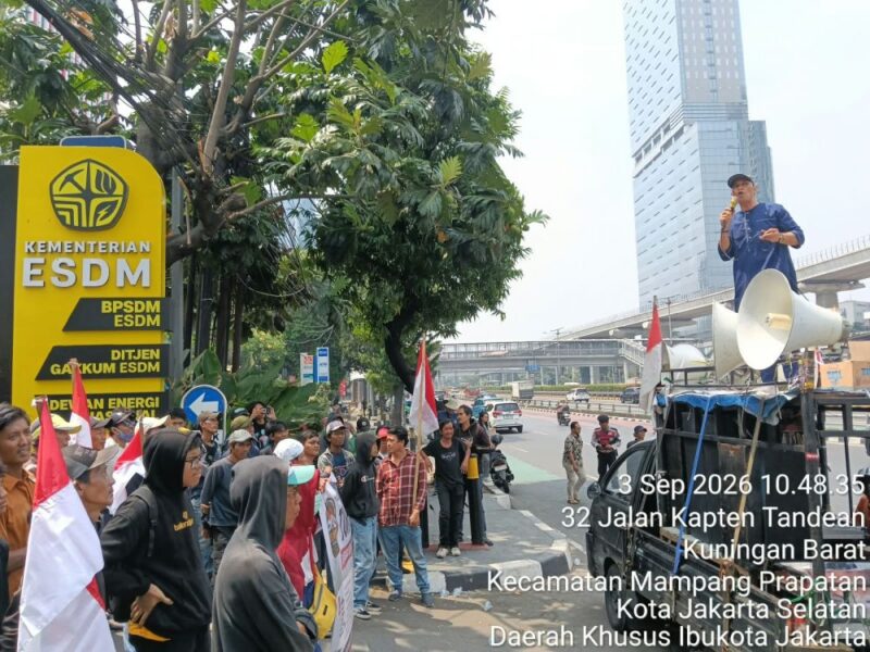 Massa GERAM Jambi menggelar aksi di depan Kementerian Keuangan RI, Jakarta.(poto: jambiprima.com).