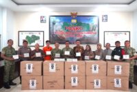 Danrem 042/Gapu Brigjen TNI Nyamin menyerahkan langsung bantuan puluhan ribu alat pelindung pernapasan tersebut di Posko Penanggulangan Bencana Karhutla Makorem.(poto: jamberita.com).