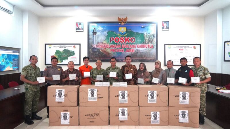 Danrem 042/Gapu Brigjen TNI Nyamin menyerahkan langsung bantuan puluhan ribu alat pelindung pernapasan tersebut di Posko Penanggulangan Bencana Karhutla Makorem.(poto: jamberita.com).