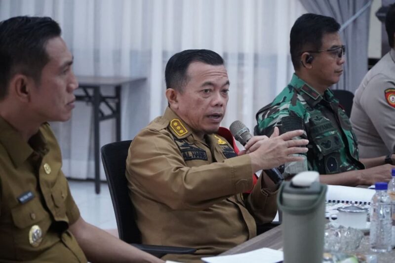 Gubernur Jambi Al Haris memimpin rapat monitoring dan evaluasi penanganan karhutla Batang Hari pada Selasa, 8 September 2026.(poto: jamberita.com).