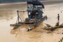 Rakit PETI yang diambil paksa warga teluk langkap.(poto: oegopost.id).