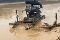 Rakit PETI yang diambil paksa warga teluk langkap.(poto: oegopost.id).
