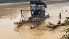 Rakit PETI yang diambil paksa warga teluk langkap.(poto: oegopost.id).