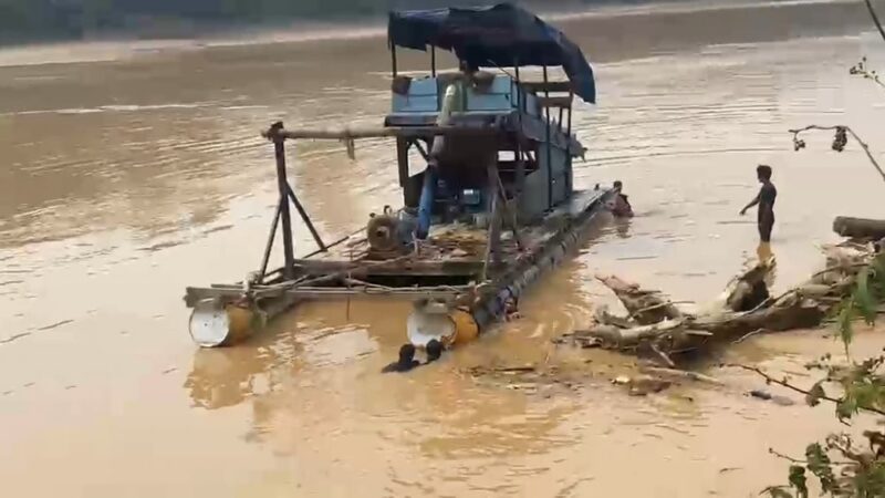 Rakit PETI yang diambil paksa warga teluk langkap.(poto: oegopost.id).