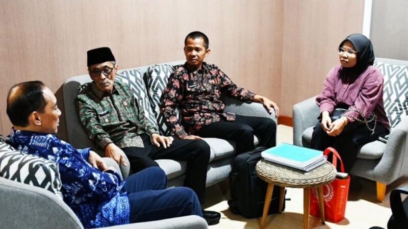 Wakil Bupati Batang Hari, H. Bakhtiar, memimpin langsung pertemuan teknis tersebut bersama Direktur Warisan Budaya Kementerian Kebudayaan RI, Agus Widiatmoko.(poto: jamberita.com).