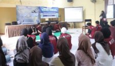 Tim PPK Ormawa IMATIKA FKIP UNJA latih warga Desa Tantan buat materi promosi digital lewat Canva untuk tingkatkan keterampilan digital.(poto: jamberita.com).