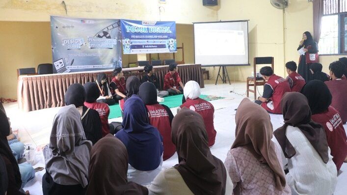 Tim PPK Ormawa IMATIKA FKIP UNJA latih warga Desa Tantan buat materi promosi digital lewat Canva untuk tingkatkan keterampilan digital.(poto: jamberita.com).