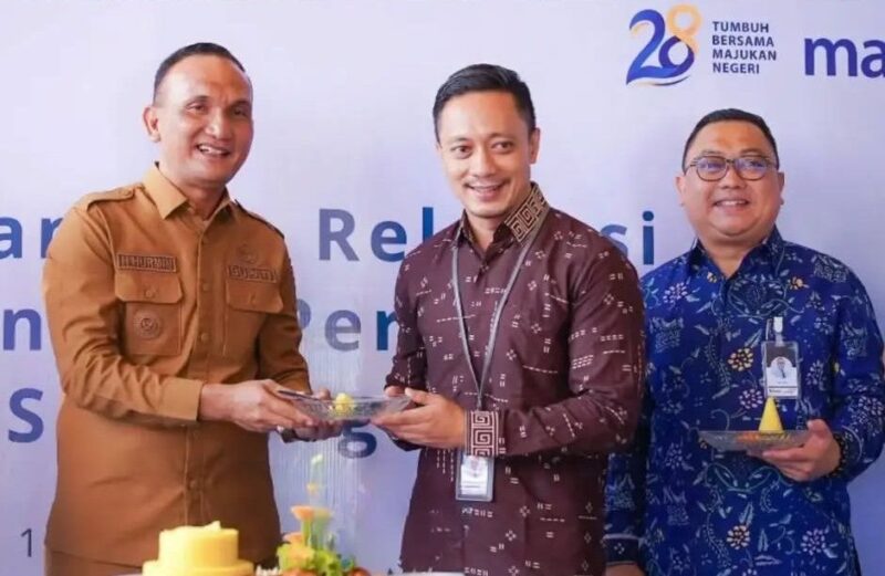 Bupati Sarolangun H. Hurmin meresmikan operasional KCP Bank Mandiri Sarolangun di gedung baru pada Senin (14/9/2026).(poto: jambiprima.com).