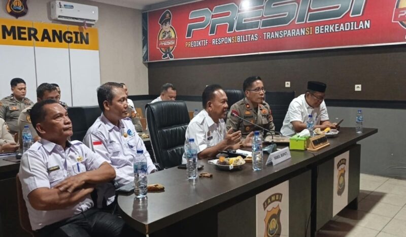 Wakil Bupati Merangin H. A. Khafidh menghadiri agenda sosialisasi Assessment Center Polri secara virtual dari Ruang Vicon Polres Merangin pada Rabu (9/9).(poto: kominfo).