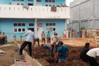 Para wali santri putra bersatu padu bersama warga pemukiman sekitar untuk menggelar aksi gotong royong pada Minggu (13/9/2026).(poto: jambiprima.com).