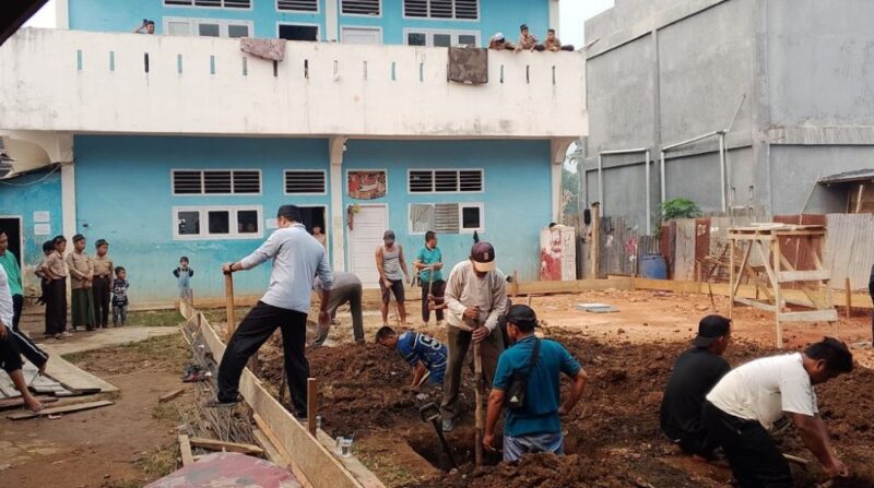 Para wali santri putra bersatu padu bersama warga pemukiman sekitar untuk menggelar aksi gotong royong pada Minggu (13/9/2026).(poto: jambiprima.com).