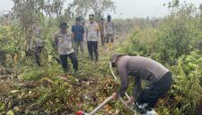 Brimob Polda Jambi semprotkan cairan x-fire padamkan kebakaran hutan di Taman Nasional Berbak Tanjung Jabung Timur.(poto: istimewa).