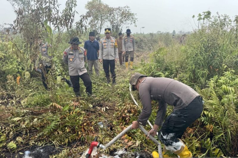 Brimob Polda Jambi semprotkan cairan x-fire padamkan kebakaran hutan di Taman Nasional Berbak Tanjung Jabung Timur.(poto: istimewa).