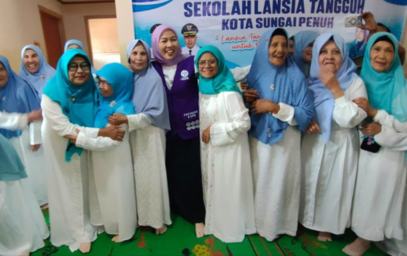 Ketua TP PKK Kota Sungai Penuh Ny. Sri Kartini Alfin menghadiri program Sekolah Lansia Tangguh Juara perdana pada Selasa siang (15/9/2026).(poto: istimewa).