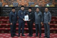 Pemerintah Kabupaten Merangin menyerahkan dokumen rancangan perubahan kua ppas 2026 kepada Dewan Perwakilan Rakyat Daerah.(poto: kominfo).
