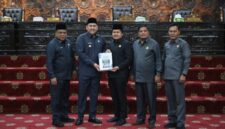 Pemerintah Kabupaten Merangin menyerahkan dokumen rancangan perubahan kua ppas 2026 kepada Dewan Perwakilan Rakyat Daerah.(poto: kominfo).