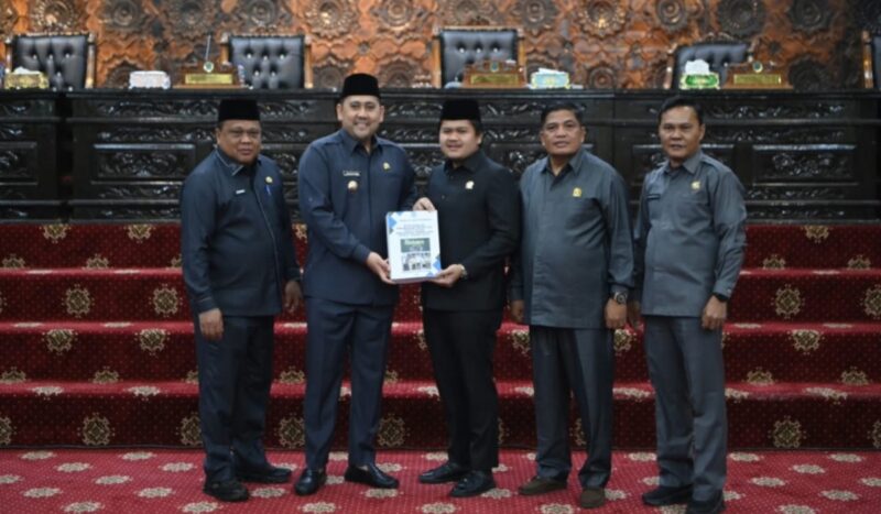 Pemerintah Kabupaten Merangin menyerahkan dokumen rancangan perubahan kua ppas 2026 kepada Dewan Perwakilan Rakyat Daerah.(poto: kominfo).