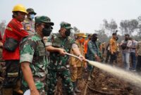 Danrem 042/Gapu Saat Mendampingi Pangdam XX/TIB saat di Lokasi Karhutla Londerang Kec Kumpeh, Kab Muaro Jambi.Poto: jamberita.com).