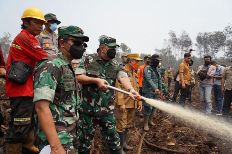 Danrem 042/Gapu Saat Mendampingi Pangdam XX/TIB saat di Lokasi Karhutla Londerang Kec Kumpeh, Kab Muaro Jambi.Poto: jamberita.com).