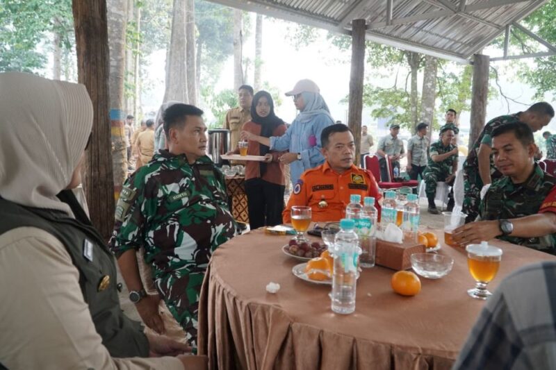 Gubernur Jambi Al Haris dan Pangkogabwilhan I Letjen Kunto Arief siapkan strategi tanam bambu untuk cegah kebakaran lahan gambut di Tanjung Jabung Timur.(poto: jamberita.com).