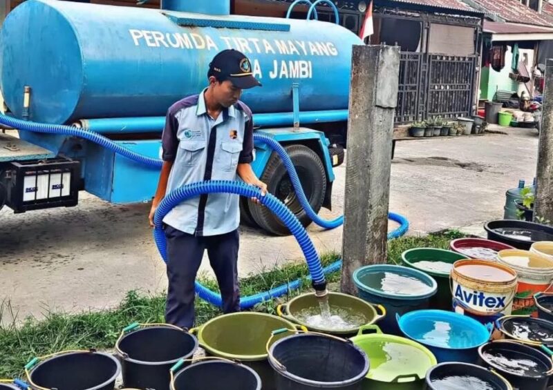 Pemerintah Kota Jambi mempercepat distribusi air bersih Jambi guna membantu ribuan warga yang mulai kehilangan akses air akibat musim kemarau panjang.(poto: jambiprima.com).