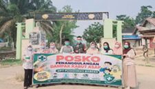 UPT Puskesmas Babeko menggelar aksi pembagian masker kabut asap bagi warga di Simpang 3 Desa Tuo Sepunggur, Minggu (6/9/2026).(poto: jambiprima.com).