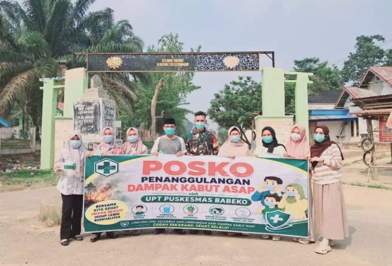 UPT Puskesmas Babeko menggelar aksi pembagian masker kabut asap bagi warga di Simpang 3 Desa Tuo Sepunggur, Minggu (6/9/2026).(poto: jambiprima.com).