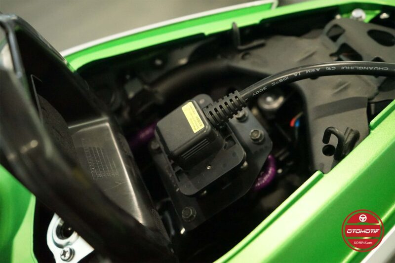 Soket charger pada Kawasaki Ninja e-1 dan Z e-1 terdapat di balik jok penumpang.(poto: kompas.com).