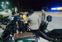 AIPTU Warkono memimpin langsung para personel Polsek Tungkal Ilir dalam menyisir berbagai titik rawan pada Selasa malam, 15 September 2026.(poto: jambiprima.com).