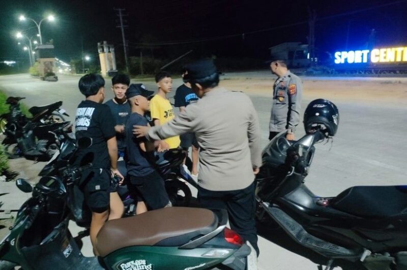 AIPTU Warkono memimpin langsung para personel Polsek Tungkal Ilir dalam menyisir berbagai titik rawan pada Selasa malam, 15 September 2026.(poto: jambiprima.com).