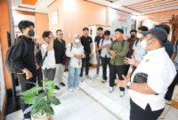 Fakultas Hukum Universitas Jambi bersama PT Wirakarya Sakti membagikan 6.000 masker kepada mahasiswa untuk merespons dampak kabut asap karhutla pada Selasa (15/9/2026).(poto: jamberita.com).
