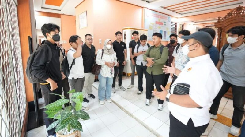 Fakultas Hukum Universitas Jambi bersama PT Wirakarya Sakti membagikan 6.000 masker kepada mahasiswa untuk merespons dampak kabut asap karhutla pada Selasa (15/9/2026).(poto: jamberita.com).